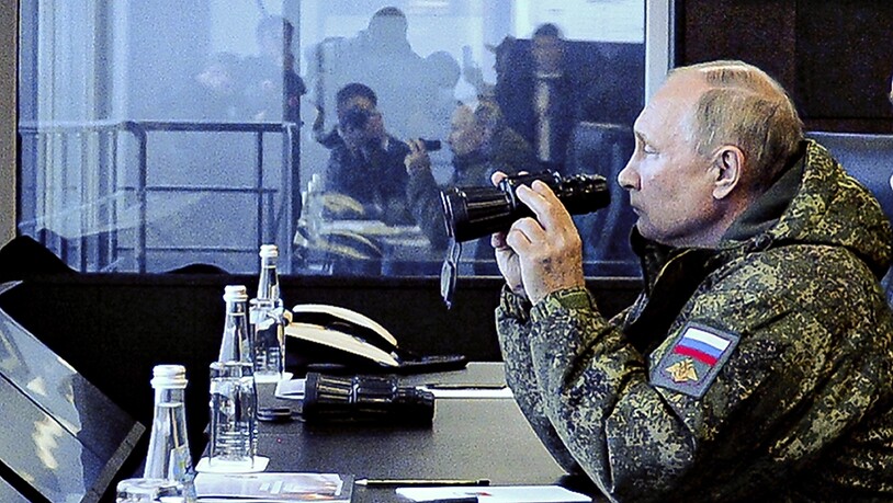 ARCHIV - Der russische Präsident Wladimir Putin beobachtet die Militärübung Vostok 2022 (Ost 2022) im fernen Osten Russlands. Foto: Mikhail Klimentyev/Pool Sputnik Kremlin/AP/dpa