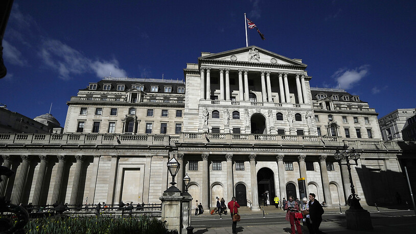 Die Bank of England in London. Auch sie hat am (heutigen) Donnerstag entschieden, die Leitzinsen zu erhöhen. diese steigen um 0,5 Prozentpunkte an. (Archivbild)
