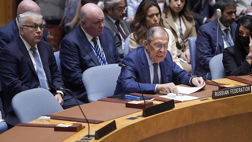 Sergej Lawrow (r), Außenminister von Russland, spricht während einer hochrangigen Sitzung des Sicherheitsrates zur Lage in der Ukraine im Hauptquartier der Vereinten Nationen. Foto: Mary Altaffer/AP/dpa