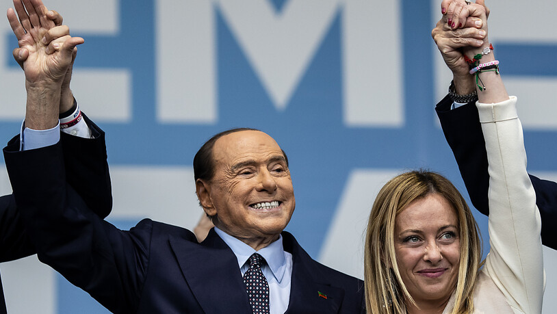 Die italienische Rechte demonstriert Geschlossenheit: Fratelli-Chefin Giorgia Meloni und Silvio Berlusconi, Präsident von Forza Italia. Foto: Oliver Weiken/dpa