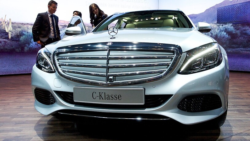 Der Autobauer Mercedes-Benz ruft weltweit rund 100'000 Limousinen der C-Klasse zurück in die Werkstätten. In der Schweiz dürften etwa 850 Fahrzeuge vom Rückruf betroffen sein.(Symbolbild)