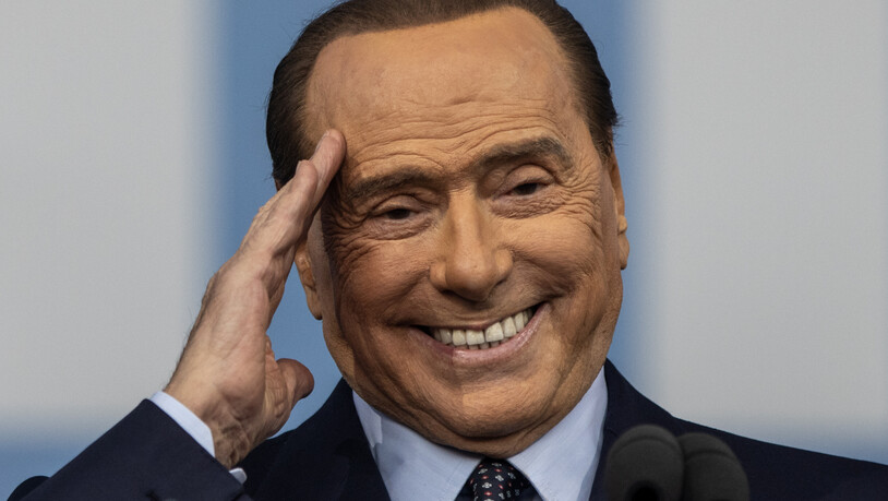 Der Vorsitzende von Forza Italia, Silvio Berlusconi, hält eine Rede während einer Wahlkampfveranstaltung. In einem Tv-Interview sagte Berlusconi, Putin sei zu dem Krieg gegen die Ukraine gedrängt worden. Foto: Oliver Weiken/dpa