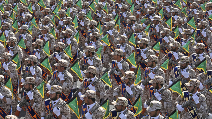 Die paramilitärischen Truppen der iranischen Revolutionsgarde marschieren während einer Militärparade in der Nähe von Teheran. Foto: Vahid Salemi/AP/dpa
