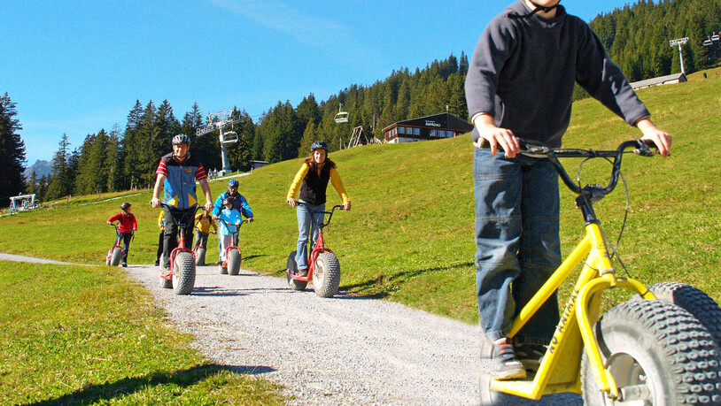 Von Ämpächli nach Elm: Vier Kilometer Trottinett- und Mountaincartplausch.