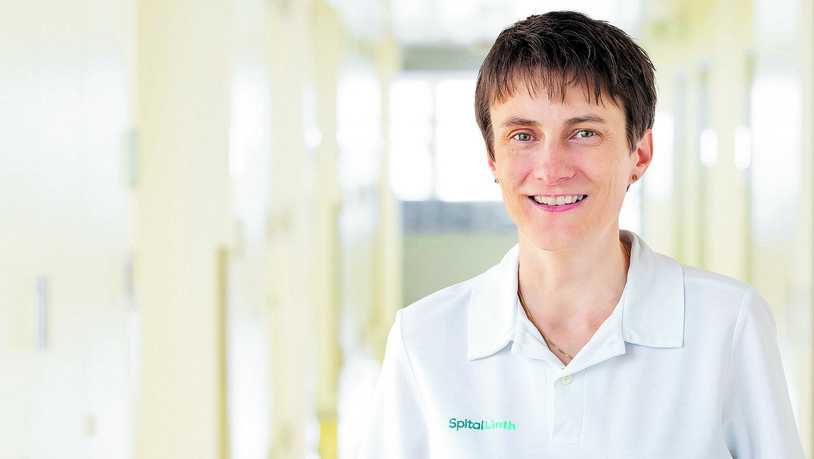 Dr. Helen Roth, Leitende Ärztin Geriatrie, führt seit August 2021 das Zentrum für Altersmedizin im Spital Linth. Zusammen mit einem interprofessionellen Team aus erfahrenen Pflegefachpersonen, Physiotherapeuten, Ergotherapeutinnen, einer Fachpsychologin, Ernährungsberaterinnen sowie dem internen Sozialdienst sorgt sie dafür, dass hochbetagte Patientinnen und Patienten eine auf ihre Probleme abgestimmte, kompetente und empathische Behandlung und Betreuung erhalten.