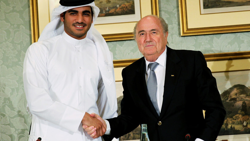 Fifa-Präsident Sepp Blatter (rechts) schüttelt Sheik Mohammed bin Hamad al-Thani, dem Chef des WM-Bewerbungskomitee von Katar, bei seinem Besuch 2013 in Doha die Hand.