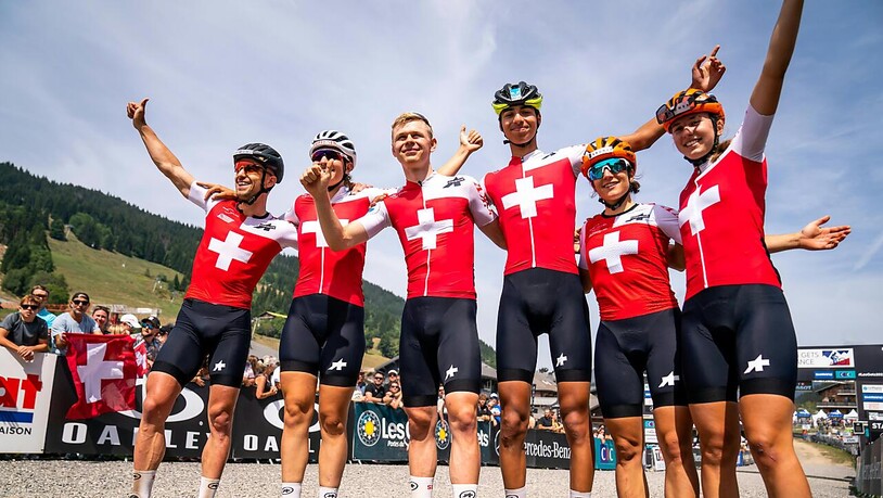Nominierte Kategorie "Team des Jahres": Die Schweizer Mountainbike-Mixed-Staffel mit Nino Schurter, Ronja Blöchlinger, Dario Lillo, Khalid Sidahmed, Ramona Forchini und Anna Hutter (v.l.n.r.) als Weltmeister im Teamwettkampf