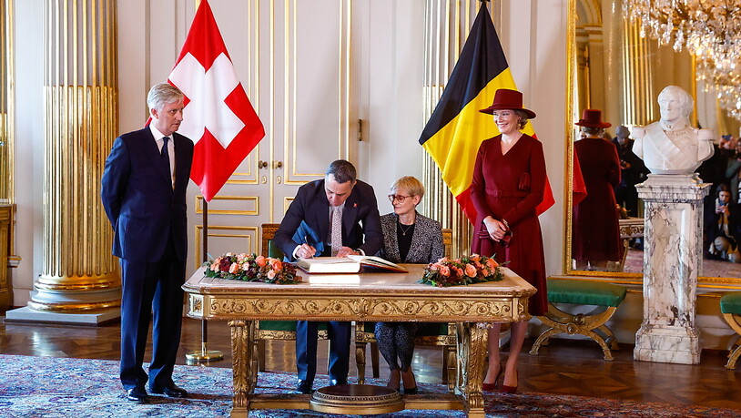 Bundespräsident Ignazio Cassis (zweiter von links) und seine Frau Paola Rodoni Cassis (zweite von rechts) tragen sich flankiert von Belgiens König Philippe (ganz links) und Königin Mathilde (ganz rechts) ins Goldene Buch ein.