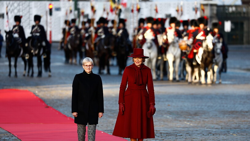 Die beiden "First-Ladys" Paola Rodoni Cassis (links) und Königin Mathilde von Belgien (rechts) auf dem roten Teppich in der Hauptstadt Brüssel.