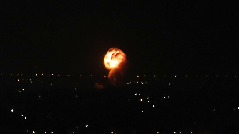 ARCHIV - Ein Feuerball und Rauchschwaden sind am Nachthimmel zu sehen, nach einem israelischen Luftangriff Anfang November auf Khan Yunis im südlichen Gazastreifen. Foto: Ashraf Amra/APA Images via ZUMA Press Wire/dpa