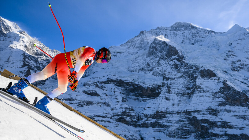Unterwegs auf den langen Latten: Gino Caviezel stürzt sich aus dem Starthaus in Wengen.