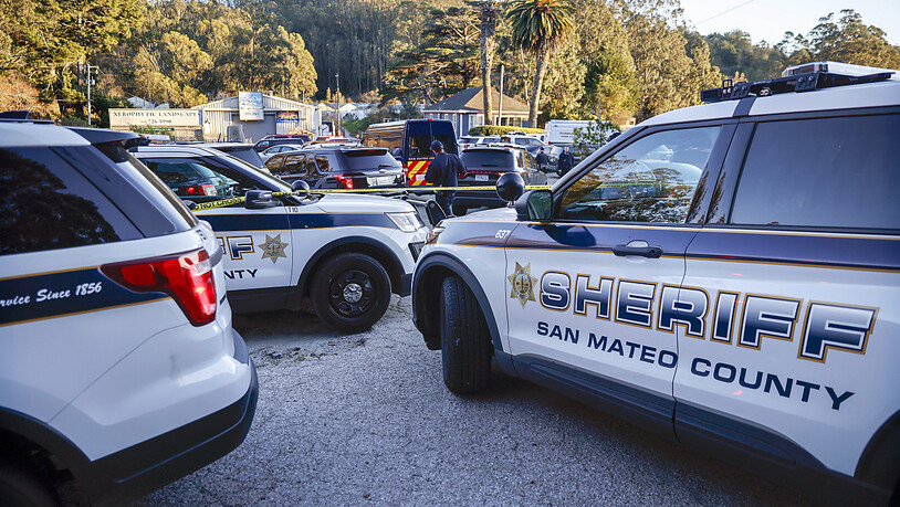 Die Strafverfolgungsbehörden, darunter das San Mateo County Sheriff's Office, untersuchen einen Tatort. Foto: Nhat V. Meyer/Bay Area News Group/dpa