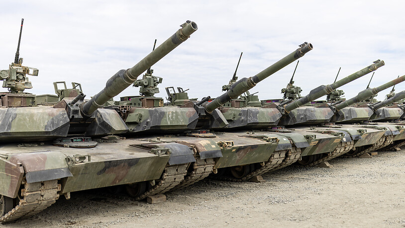 ARCHIV - Panzer des Typs M1A2 Abrams stehen auf dem Gelände der US-Armee in Grafenwöhr, Deutschland. Foto: Daniel Karmann/dpa
