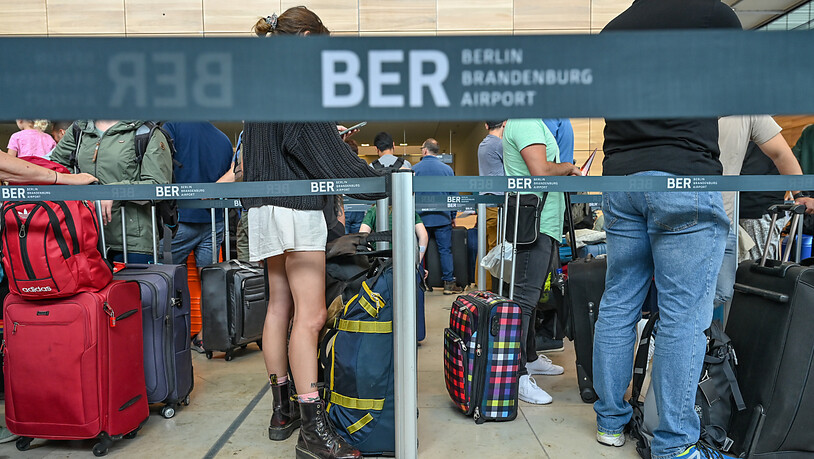 Am Flughafen Berlin-Brandenburg (BER) hat einer der folgenreichsten Warnstreiks der vergangenen Jahre begonnen. Das bestätigte ein Verdi-Sprecher Mittwoch früh. (Archivbild)