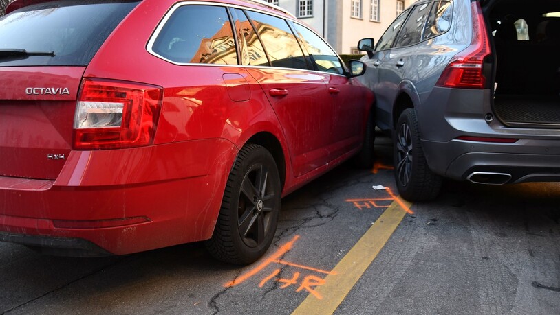 Beschädigt: Eines der beiden im Unfall involvierten Autos musste abgeschleppt werden.