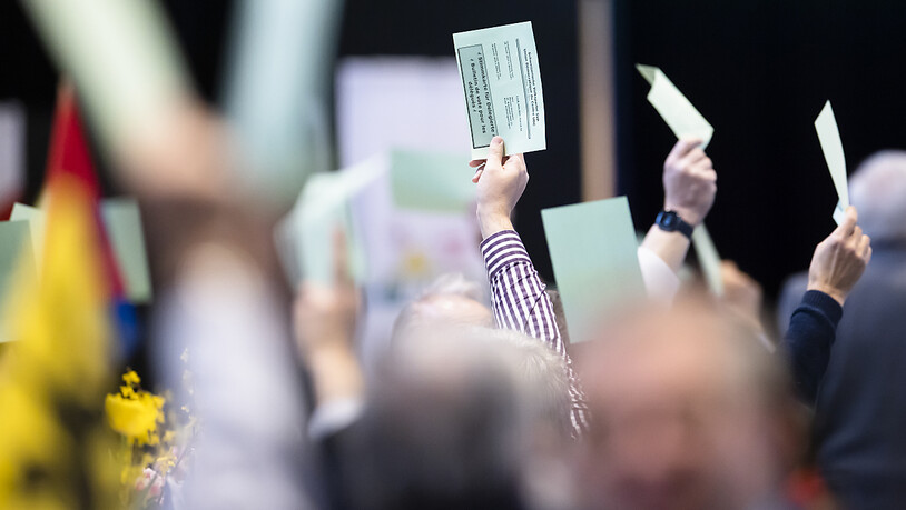 Delegierte der SVP beim Fassen einer Abstimmungsparole: Bild von der letzten Versammlung am 28. Januar in Bülach ZH. (Archivbild)