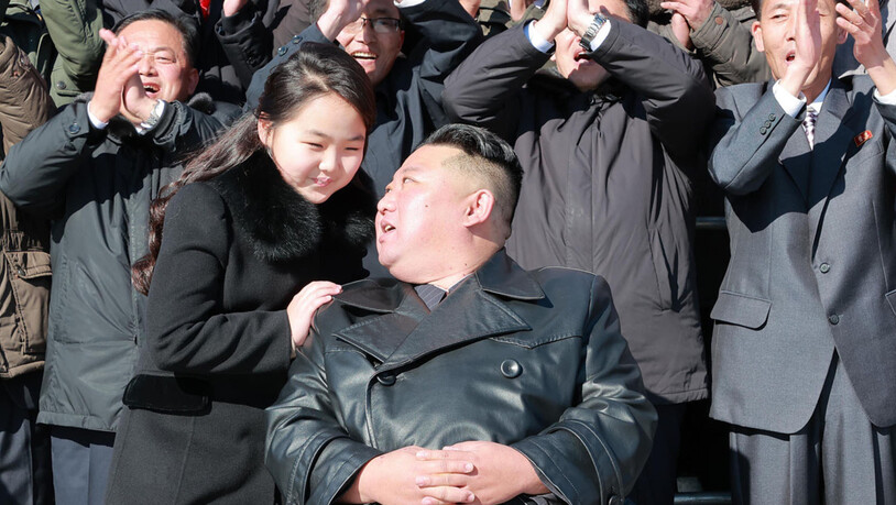 ARCHIV - Das undatierte Foto, das von der nordkoreanischen Regierung zur Verfügung gestellt wurde, zeigt Kim Jong Un und seine Tochter, die mit Wissenschaftlern und Arbeitern für ein Foto zusammen stehen. Foto: KCNA/dpa - ACHTUNG: Nur zur redaktionellen…