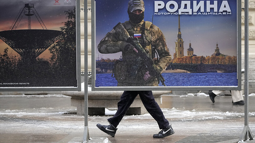 ARCHIV - Ein Plakat mit dem Bild eines russischen Soldaten und der Aufschrift «Wir verteidigen das Vaterland». Foto: Dmitri Lovetsky/AP/dpa