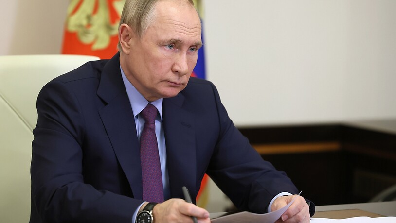 ARCHIV - Russlands Präsident Wladimir Putin informierte sich in Mariupol über die Lage. Foto: Mikhail Metzel/Pool Sputnik Kremlin/AP/dpa