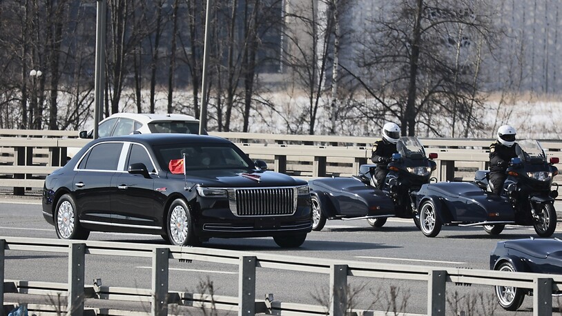 Die Wagenkolonne des chinesischen Präsidenten Xi verlässt den Regierungsflughafen Wnukowo-2 außerhalb von Moskau. Foto: v.v.s./AP