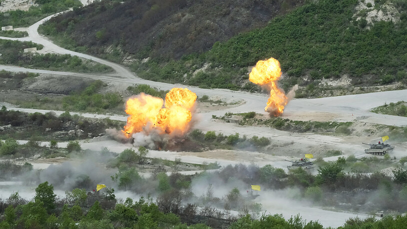 Flammen steigen auf, als gepanzerte Fahrzeuge der südkoreanischen Armee während der gemeinsamen Militärübungen zwischen Südkorea und den USA auf dem Übungsplatz Seungjin Fire Training Field fahren. Foto: Ahn Young-joon/AP/dpa
