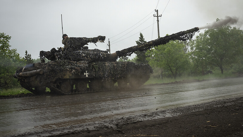 Ukrainische Soldaten feuern von einem ukrainischen Panzer an der Front in der Nähe von Bachmut. Foto: Efrem Lukatsky/AP