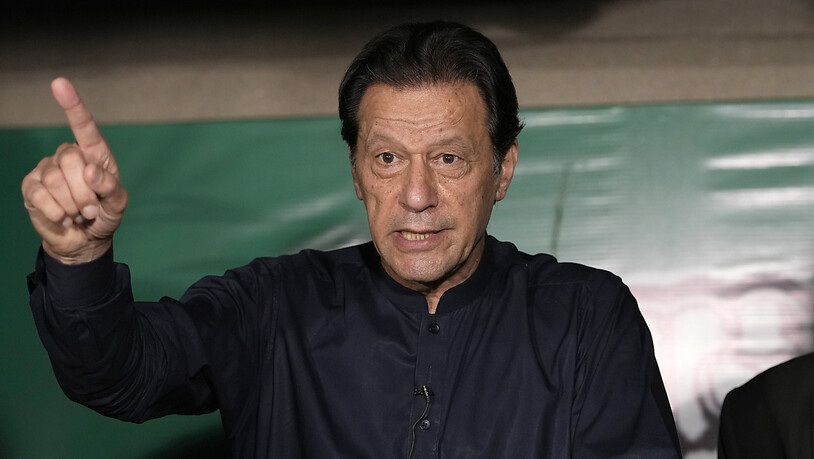 Imran Khan, ehemaliger Premierminister von Pakistan, spricht während einer Pressekonferenz in seinem Haus. In Pakistan hat die Regierung eine Ausreisesperre für den ehemaligen Regierungschef Imran Khan verhängt. Von dem Ausreiseverbot sind außerdem Khans…
