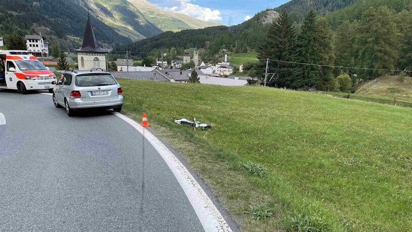 Kontrollverlust: 24-jähriger Töfffahrer verliert in einer Linkskurve die Kontrolle und gerät ins Wiesland. Der Motorradfahrer musste medizinisch behandelt werden. 