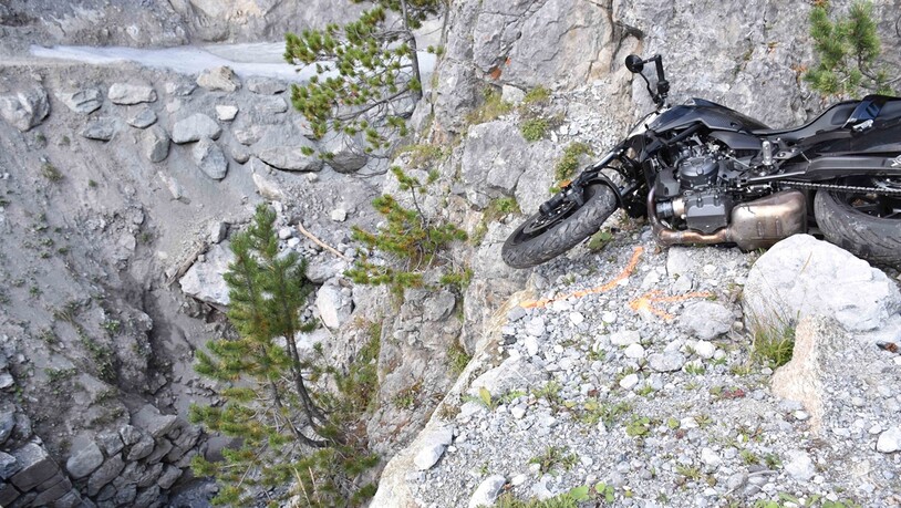 Abgrund: Ein 22-jähriger Fahranfänger kommt kurz vor einem Abgrund zum stoppen. Dabei hat er sich eine Schulterverletzung zugezogen. 