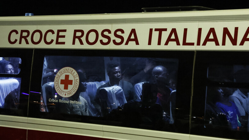 Gerettete Menschen sitzen in einem Bus, nachdem sie auf Lampedusa von einem Boot gestiegen sind. Foto: Cecilia Fabiano/LaPresse via AP/dpa - ACHTUNG: Nur zur redaktionellen Verwendung und nur mit vollständiger Nennung des vorstehenden Credits