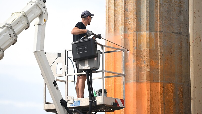 dpatopbilder - Reinigungsarbeiten nach einem Farbanschlag der so genannten letzten Generation auf das Brandenburger Tor. Foto: Britta Pedersen/dpa