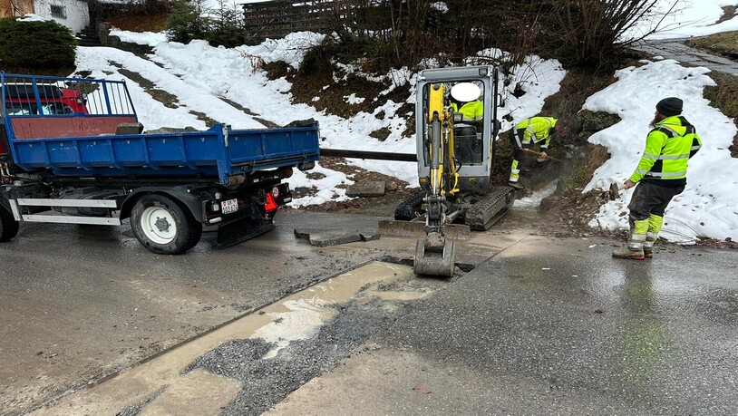 Kontrollierende Massnahmen: Inzwischen wird bei Bonaduz durch die Gemeindebetriebe Crestault und der Regiofeuerwehr Bonaduz/Rhäzüns Massnahmen getroffen, um die anhaltenden, grossen Wassermengen im Gebiet, kontrolliert abzuführen.