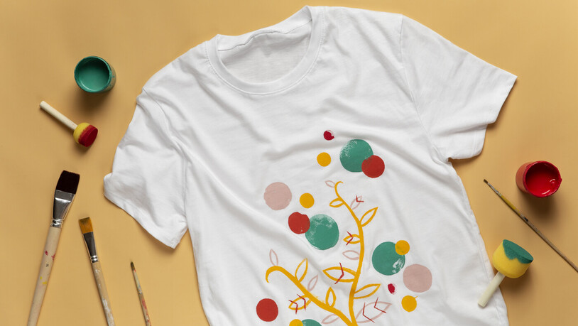 Kreativität erleben: Ein weisses T-Shirt ist die optimale Grundlage um kreativ zu werden und die eigene Kunst zu präsentieren.