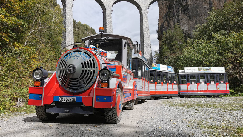 Die Tschu-Tschu-Bahn hält direkt am Fusse des Landwasserviadukts.