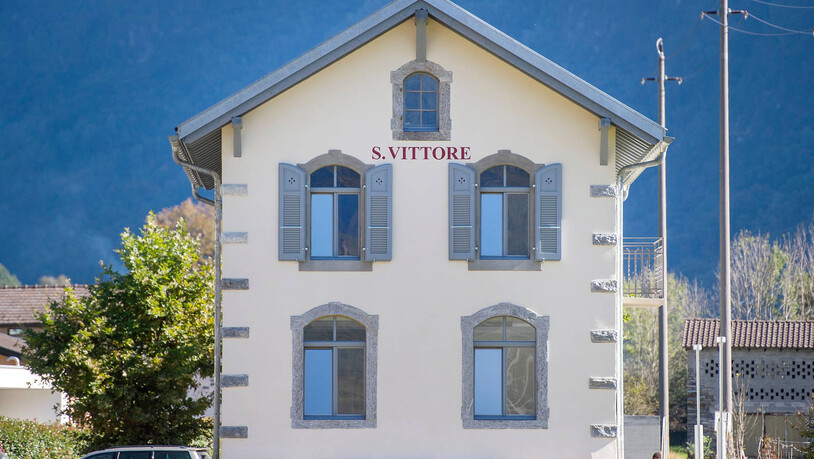 Bei diesem Gebäude handelt es sich um den ehemaligen Bahnhof von San Vittore. Die Bahnstrecke Bellinzona–Mesocco (Misoxerbahn / Ferrovia Mesolcinese) war eine Schmalspurbahn in den Kantonen Tessin und Graubünden.