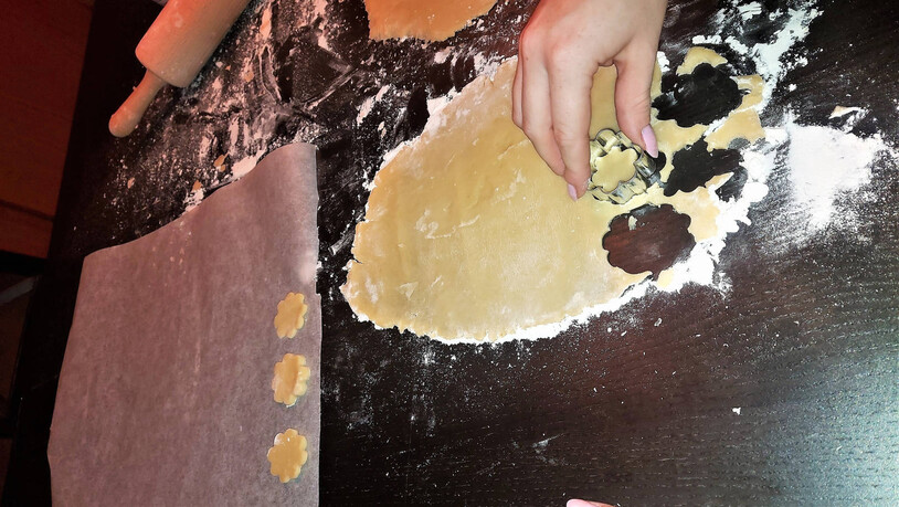 Den Teig mit den Formen, die ihr gerade zu Hause habt, ausstechen. Nach Rezept wäre es eine Rondellen-Form.