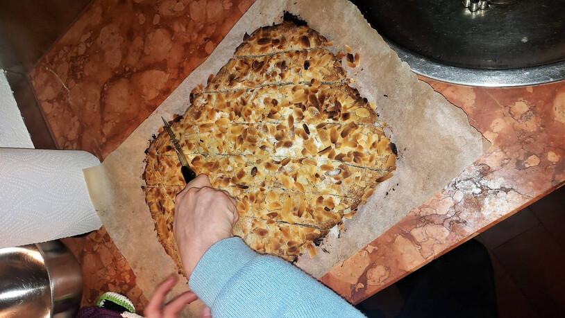 Nach dem Backen den Teig abkühlen lassen und in Rhomben zuschneiden.