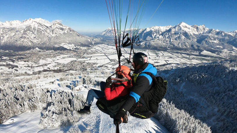 Adrenalinkick im Heidiland: mit dem Gleitschirm die Ferienregion entdecken.