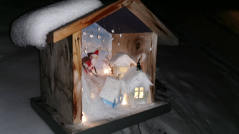 Ins Tal hinunter: In einem Häuschen ist ein Samichlaus bei der Talabfahrt zu sehen.