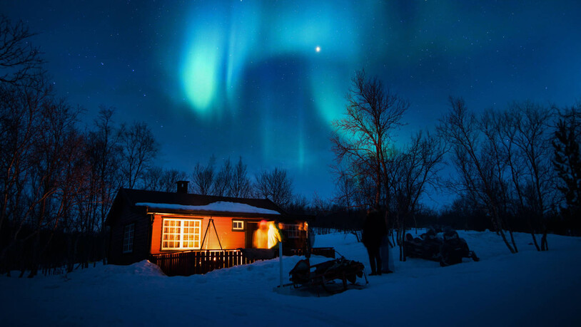 Eine Art natürliche Weihnachtsbeleuchtung: In langen, kalten, wolkenlosen Nächten bringen Polarlichter den Himmel über Schweden zum Leuchten.