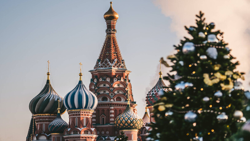 Goldener Glanz: Sowohl die Basilius-Kathedrale wie auch der Tannenbaum sorgen in Moskau für weihnachtliche Stimmung.
