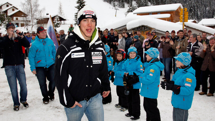 Das ganze Dorf feiert den Einheimischen nach seinem Weltcupsieg im Riesenslalom im Jahr 2009.