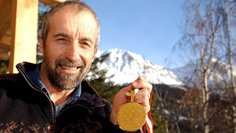 Der ehemalige Skirennfahrer und Olympiasieger Heini Hemmi aus Valbella posiert 2015 mit der Goldmedaille, die er 1976 in Innsbruck gewann.                                  