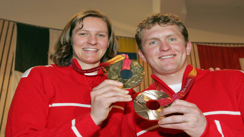 Beim Empfang der erfolgreichen Olympioniken nach den Olympischen Winterspiele Turin in Davos: Manuela Meuli präsentiert stolz ihre Goldmedaille. Auch der Davoser Skifahrer Ambrosi Hoffmann darf sich freuen: Er gewann Bronze im Super-G.