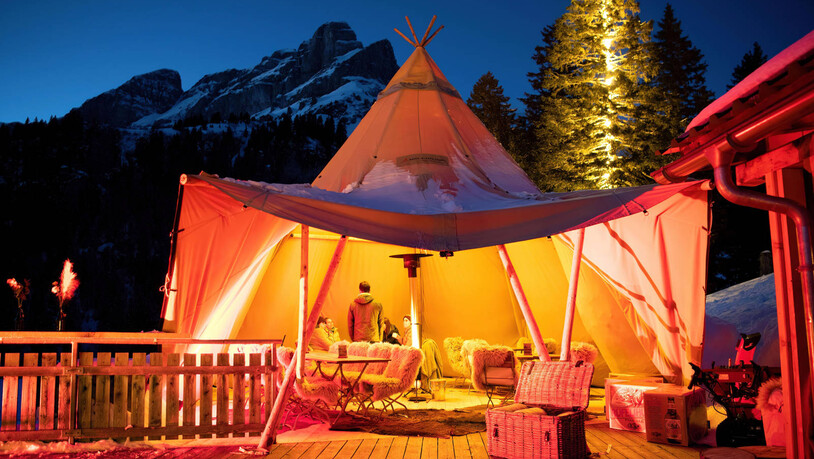 Après-Ski: In der Gastro-Rollbar im Grotzenbüel in Braunwald ist im Winter 2021 / 2022 ziemlich viel los.