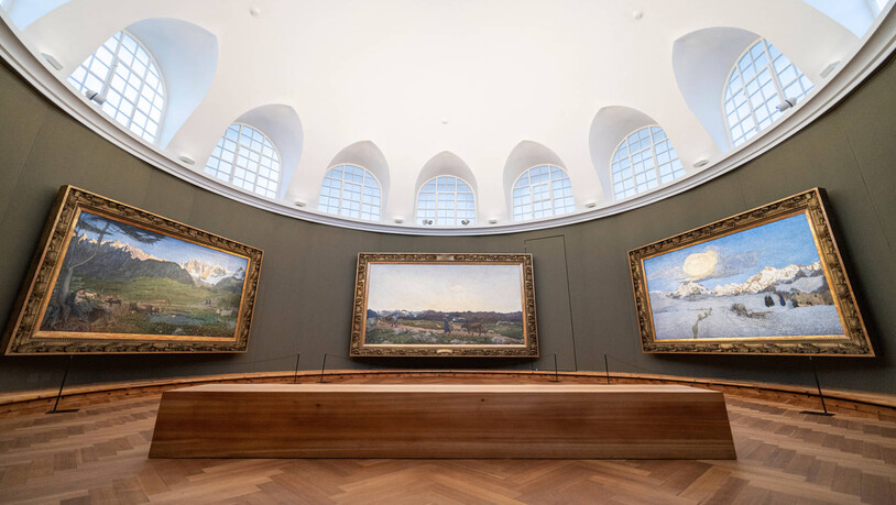 Im Kuppelsaal: Segantinis berühmtes Werk, das Alpentriptychon mit den Bildern «Werden – Sein – Vergehen» (v.l.), wird in einer Sonderausstellung dem Ditpychon von  Stephan Schenk «Werden – Vergehen» gegenübergestellt.