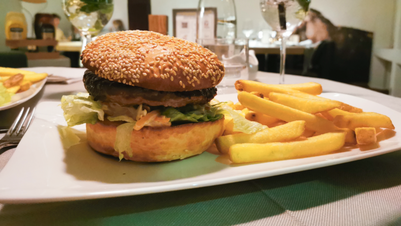 Gute Wahl: Das «Capricorn» bietet eine Auswahl an verschiedenen Burgern mit knusprigen Pommes oder Salat als Beilage.
