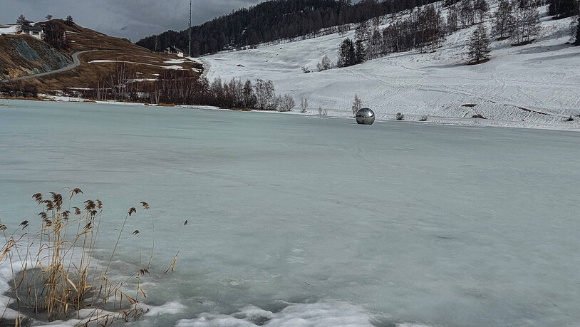 Offene Kunstausstellung: Im Dorf Tarasp begegnet man im Freien verschiedenen Skulpturen von Not Vital.