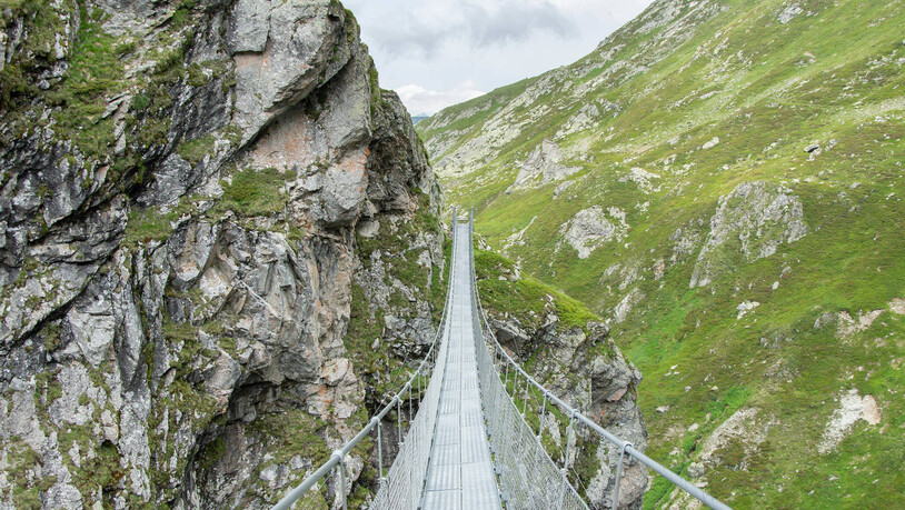 Schnelle Abkürzung: Dank der Hängebrücke Punt la Greina in Sumvitg gelangen Wanderfans schneller zur Terrihütte.