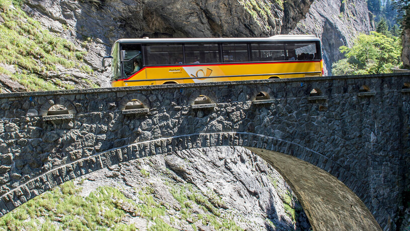 Beliebtes Fotosujet: Ein Postauto fährt über die Premoli-Brücke über der Viamala Schlucht. 